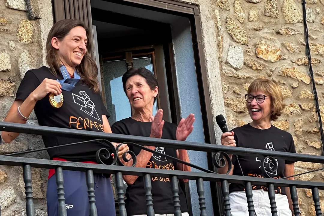 La localidad salmantina de Pe&ntilde;aparda recibe y homenajea hoy lunes a Laura Ester (i), reciente campeona ol&iacute;mpica en Par&iacute;s con la selecci&oacute;n de waterpolo. EFE/JMGARCIA