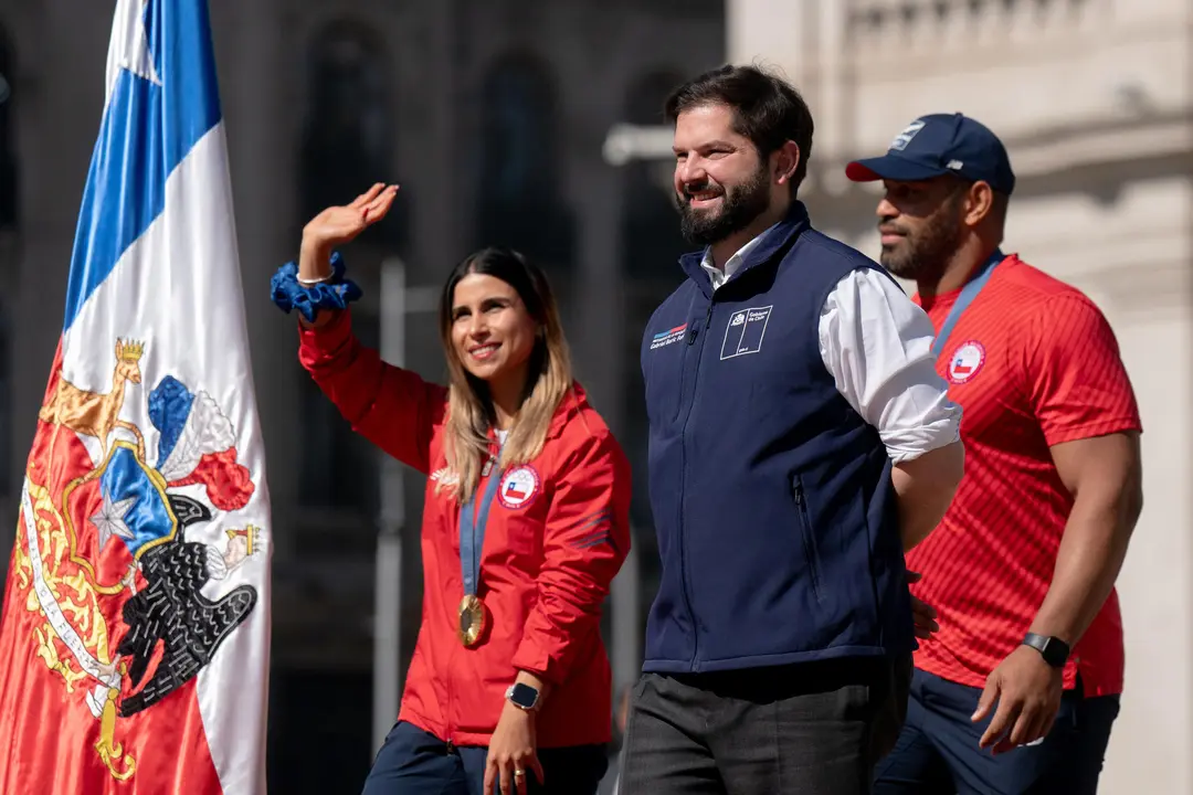 Fotograf&iacute;a cedida por la Presidencia de Chile del mandatario Gabriel Boric (c), junto a los medallistas ol&iacute;mpicos Francisca Crovetto (i) y Yasmani Acosta en Santiago (Chile). EFE/Presidencia De Chile