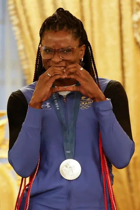 La medallista de plata en boxeo en Par&iacute;s 2024, Atheyna Bylon, posa este lunes, en el Palacio Presidencial en la Ciudad de Panam&aacute;. EFE/ Bienvenido Velasco
