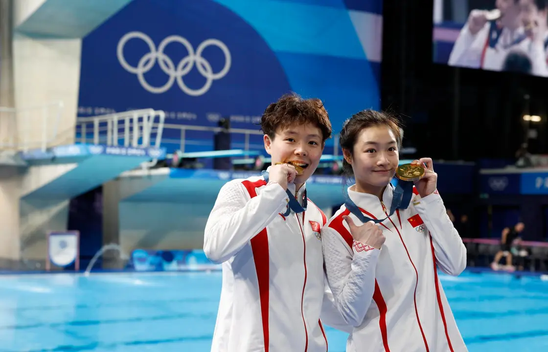 Las saltadoras chinas Chang Yani y Chen Yiwen posan con sus medallas de oro despu&eacute;s de ganar la final de trampol&iacute;n sincronizado de 3 m femenino en los Juegos Ol&iacute;mpicos de Par&iacute;s 2024. EFE/EPA/CAROLINE BREHMAN