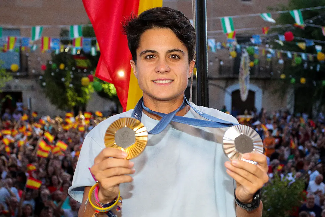 GRANADA, 13/08/2024.- La doble medallista en los juegos ol&iacute;mpicos de Par&iacute;s, Mar&iacute;a P&eacute;rez, es recibida en su pueblo natal, Orce Granada. La atleta Mar&iacute;a P&eacute;rez, doble medallista ol&iacute;mpica en los Juegos Ol&iacute;mpicos Par&iacute;s 2024, fue agasajada y vitoreada este martes por cientos de personas en Orce (Granada), su localidad natal, en el homenaje recibido por los &eacute;xitos logrados. EFE/ Pepe Torres