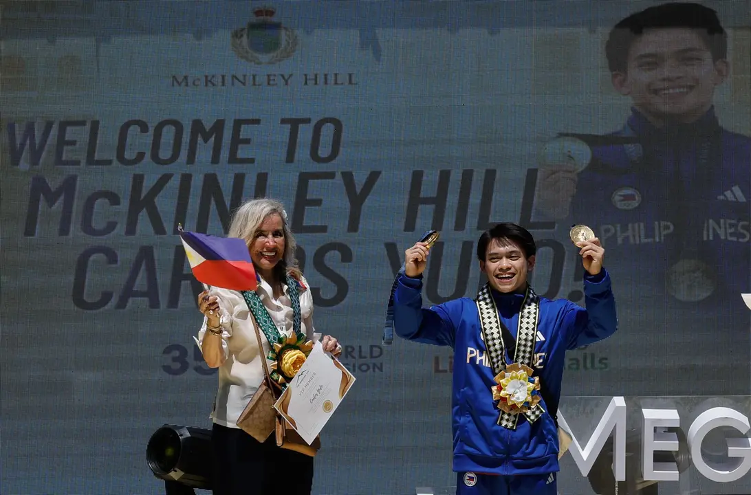 El gimnasta filipino Carlos Yulo, doble oro en los Juegos Ol&iacute;mpicos de Par&iacute;s, durante un acto de celebraci&oacute;n en Manila.EFE/EPA/ROLEX DELA PENA