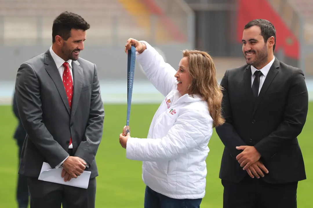 La presidenta de Per&uacute;, Dina Boluarte (c), entrega los Laureles Deportivos al velerista Stefano Peschiera (i) en Lima (Per&uacute;). EFE/ Paolo Aguilar