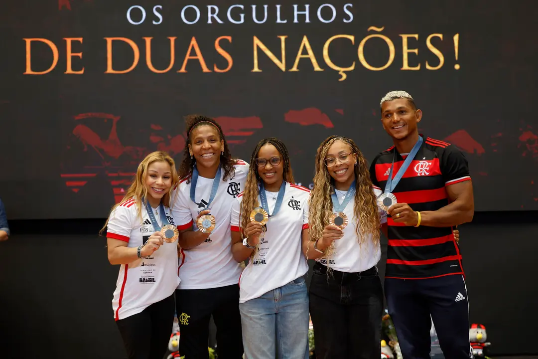 Desde la izquierda, los deportistas brasile&ntilde;os Flavia Saraiva, Rafaela Silva, Rebeca Andrade, Lorrane Oliveira e Isaquias Queiroz posan en un homenaje por su actuaci&oacute;n en los Juegos Ol&iacute;mpicos. EFE/ Antonio Lacerda