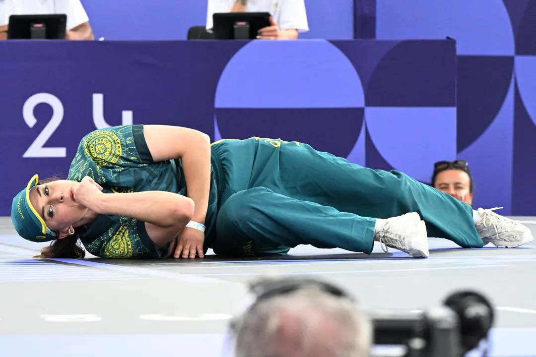 La representante australiana de 'breakdance' en los Juegos Ol&iacute;mpicos de Par&iacute;s, Rachel Gunn, durante su participaci&oacute;n.EFE/EPA/CAROLINE BLUMBERG