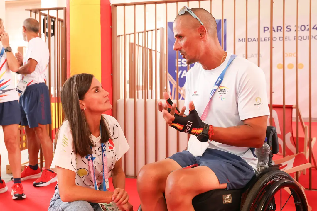 La reina Letizia (i) conversa con varios deportistas y miembros de la delegaci&oacute;n nacional durante sus asistencia a la jornada de los Juegos Paral&iacute;mpicos Par&iacute;s 2024, este domingo en la capital francesa. EFE/Jos&eacute; Jim&eacute;nez /Casa de SM El Rey SOLO USO EDITORIAL/SOLO DISPONIBLE PARA ILUSTRAR LA NOTICIA QUE ACOMPA&Ntilde;A (CR&Eacute;DITO OBLIGATORIO)