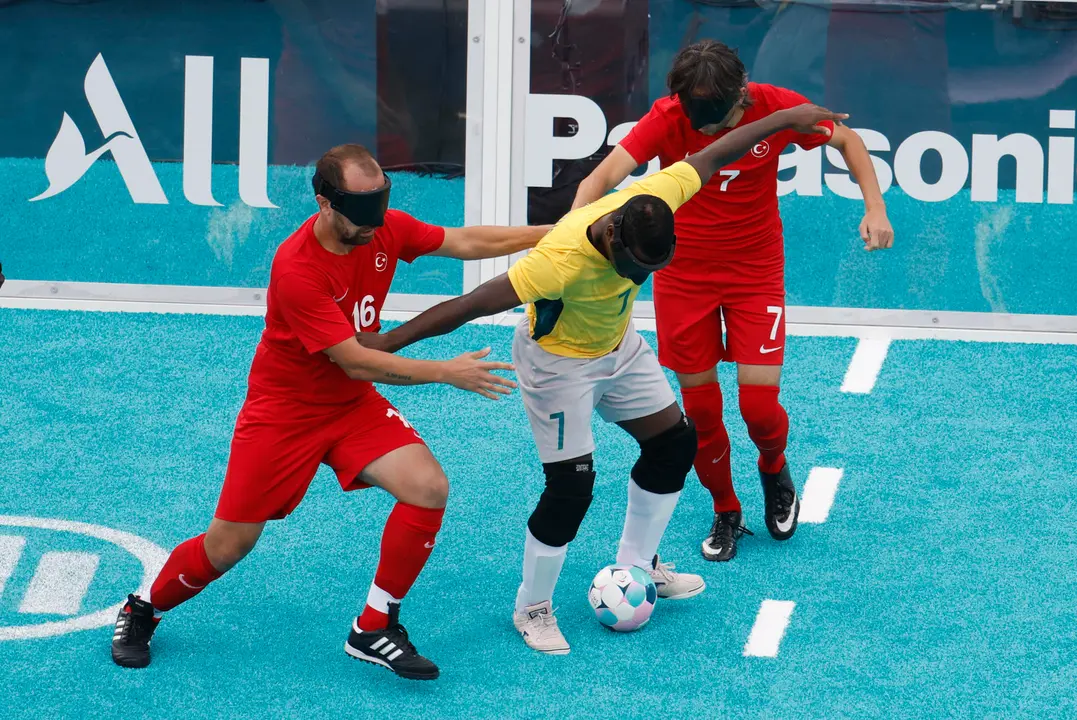 Encuentro de f&uacute;tbol 5 adaptado entre las selecciones de Brasil y Turqu&iacute;a en los Juegos Paral&iacute;mpicos Par&iacute;s 2024, este domingo en la capital francesa. EFE/ Javier Etxezarreta