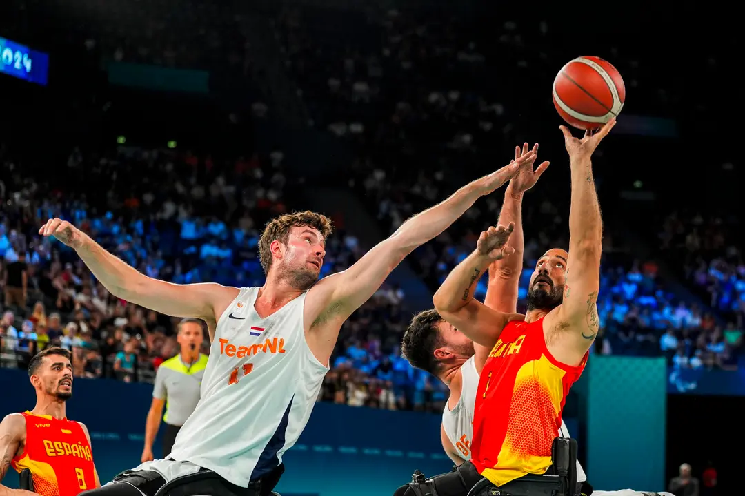 Jugadores de Espa&ntilde;a y Pa&iacute;ses Bajos durante un partido de baloncesto en silla de ruedas de los Juegos Paral&iacute;mpicos Par&iacute;s 2024, este domingo en la capital francesa EFE/ Paulino Oribe / CPE SOLO USO EDITORIAL/SOLO DISPONIBLE PARA ILUSTRAR LA NOTICIA QUE ACOMPA&Ntilde;A (CR&Eacute;DITO OBLIGATORIO)