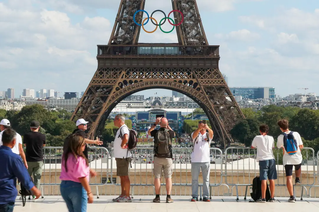 Turistas se toman fotograf&iacute;as ante la Torre Eiffel, decorada con los aros de los Juegos Ol&iacute;mpicos este lunes en Paris. Los herederos del arquitecto Gustave Eiffel est&aacute;n en contra de la intenci&oacute;n de la alcaldesa de Par&iacute;s, Anne Hidalgo, de dejar los anillos ol&iacute;mpicos de forma permanente sobre la emblem&aacute;tica torre de hierro de la capital francesa. "La Torre Eiffel, que se ha convertido en el s&iacute;mbolo de Par&iacute;s y de Francia, tiene una vocaci&oacute;n m&aacute;s amplia que la de estar permanentemente asociada a una organizaci&oacute;n como los Juegos Ol&iacute;mpicos", declar&oacute; este lunes Savin Yeatman-Eiffel, vicepresidente de la asociaci&oacute;n de descendientes de Gustave Eiffel, a la cadena televisiva BFM. Los anillos privar&iacute;an adem&aacute;s a la torre de su papel de plataforma para otros mensajes, como se hace de manera frecuente a trav&eacute;s de, por ejemplo, los cambios en su iluminaci&oacute;n para enfatizar determinadas causas, en opini&oacute;n de los herederos del arquitecto franc&eacute;s.EFE/ Edgar Sapi&ntilde;a Manchado