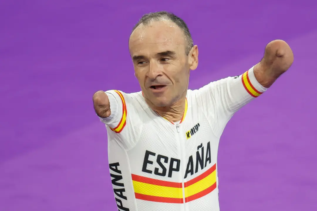 Imagen de archivo del ciclista espa&ntilde;ol Ricardo Ten tras la prueba de persecuci&oacute;n de 3000 metros, en la que consigui&oacute; la medalla de bronce en los Juegos Paral&iacute;mpicos Par&iacute;s 2024. EFE/Javier Etxezarreta