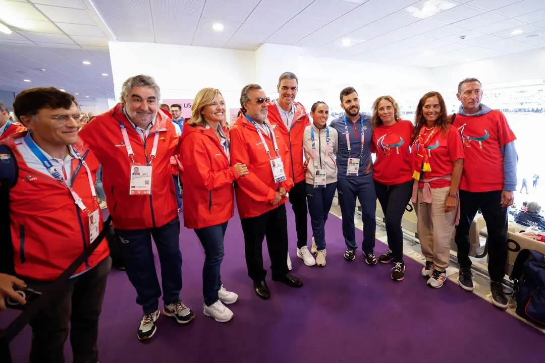 El presidente del Gobierno, Pedro S&aacute;nchez (c), la ministra de Educaci&oacute;n, Formaci&oacute;n Profesional y Deportes, Pilar Alegr&iacute;a (3i), el presidente del Comit&eacute; Paral&iacute;mpico Espa&ntilde;ol, Miguel Carballeda (24), y el presidente del CSD, Jos&eacute; Manuel Uribes (2i), posa con la atleta paral&iacute;mpica Nagore Folgado (3d),en la jornada matutina de atletismo de los Juegos Paral&iacute;mpicos de Par&iacute;s 2024. EFE/ Javier Etxezarreta