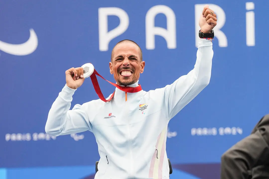 El deportista espa&ntilde;ol Sergio Garrote celebra la medalla de plata en la carrera de ciclismo en ruta H2 Clichy-Sous-Bois de los Juegos Paral&iacute;mpicos de Par&iacute;s este jueves. EFE/ David Ramirez/CPE /