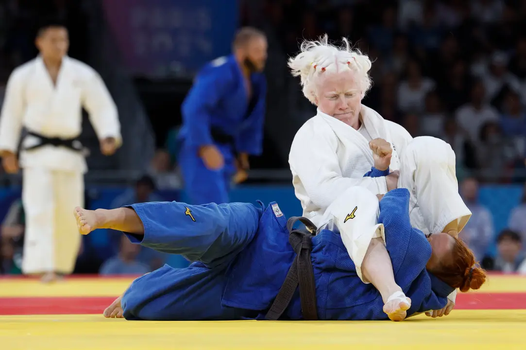 La judoca espa&ntilde;ola Marta Arce durante su combate de Judo Femenino 57 kg J2 contra la judoca turca D&ouml;nd&uuml; Yeşilyurt, en los Juegos Paral&iacute;mpicos de Par&iacute;s este viernes. EFE/ Javier Etxezarreta