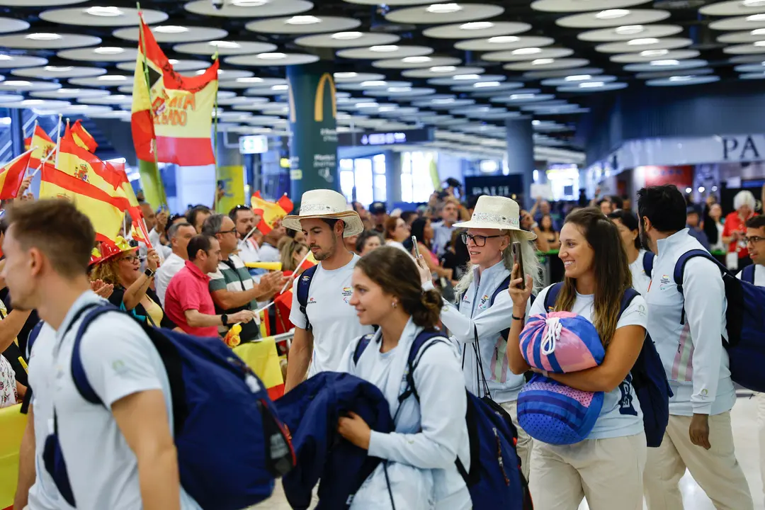 Atletas del equipo espa&ntilde;ol que ha participado en los Juegos Paral&iacute;mpicos de Par&iacute;s 2024 en el aeropuerto de Adolfo Suarez Madrid Barajas reci&eacute;n llegados de Par&iacute;s, este lunes. EFE/ Rodrigo Jim&eacute;nez