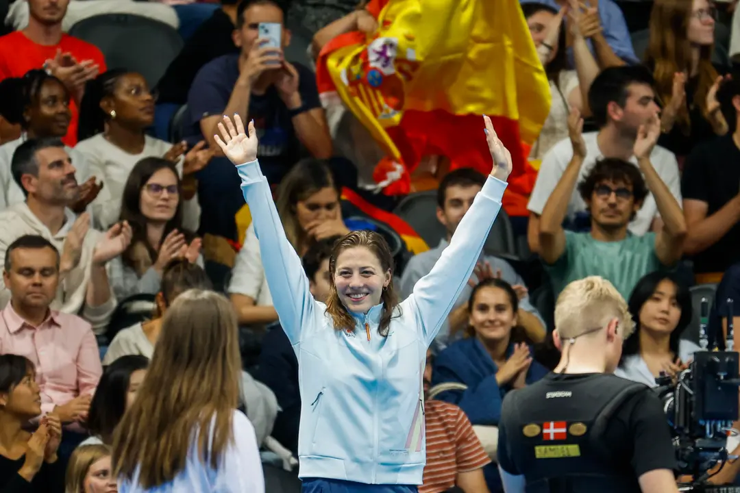 La nadadora espa&ntilde;ola Nuria Marqu&eacute;s celebra la medalla de plata en los 200 estilos clase SM9 de los Juegos Paral&iacute;mpicos de Par&iacute;s en los Juegos Paral&iacute;mpicos de Par&iacute;s este jueves. EFE/ Javier Etxezarreta