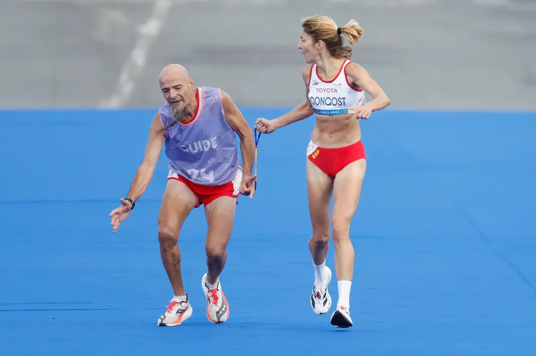 Momento en el que la atleta espa&ntilde;ola Elena Congost, ayuda a su gu&iacute;a, lo que le cost&oacute; la medalla de bronce en la final de la marat&oacute;n T12 femenino, de los Juegos Paral&iacute;mpicos de Par&iacute;s 2024. EFE/ Javier Etxezarreta