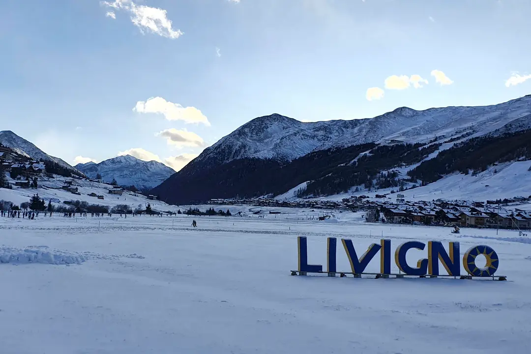 Desde Bormio, se requiere una hora m&aacute;s, y mucha pericia al volante, para plantarse en otra de las principales sedes de monta&ntilde;a de los Juegos, Livigno, que acoger&aacute; el esqu&iacute; de estilo libre y el snowboard. La carretera, cuyo trazado es lo &uacute;nico libre de nieve en decenas de kil&oacute;metros a la redonda, pasa por Trepalle, la poblaci&oacute;n habitada m&aacute;s alta de Europa (2.250 m.). Apodada 'el peque&ntilde;o Tibet', Livigno est&aacute; tan aislada que disfruta de un estatus de zona franca, exenta del pago del IVA. El viaje de regreso a Mil&aacute;n exige cuatro horas. Unas distancias que obligar&aacute;n a los aficionados a elegir muy bien qu&eacute; deporte quieren ver, porque saltar de uno a otro en un mismo d&iacute;a ser&aacute; casi imposible. EFE/ Natalia Arriaga