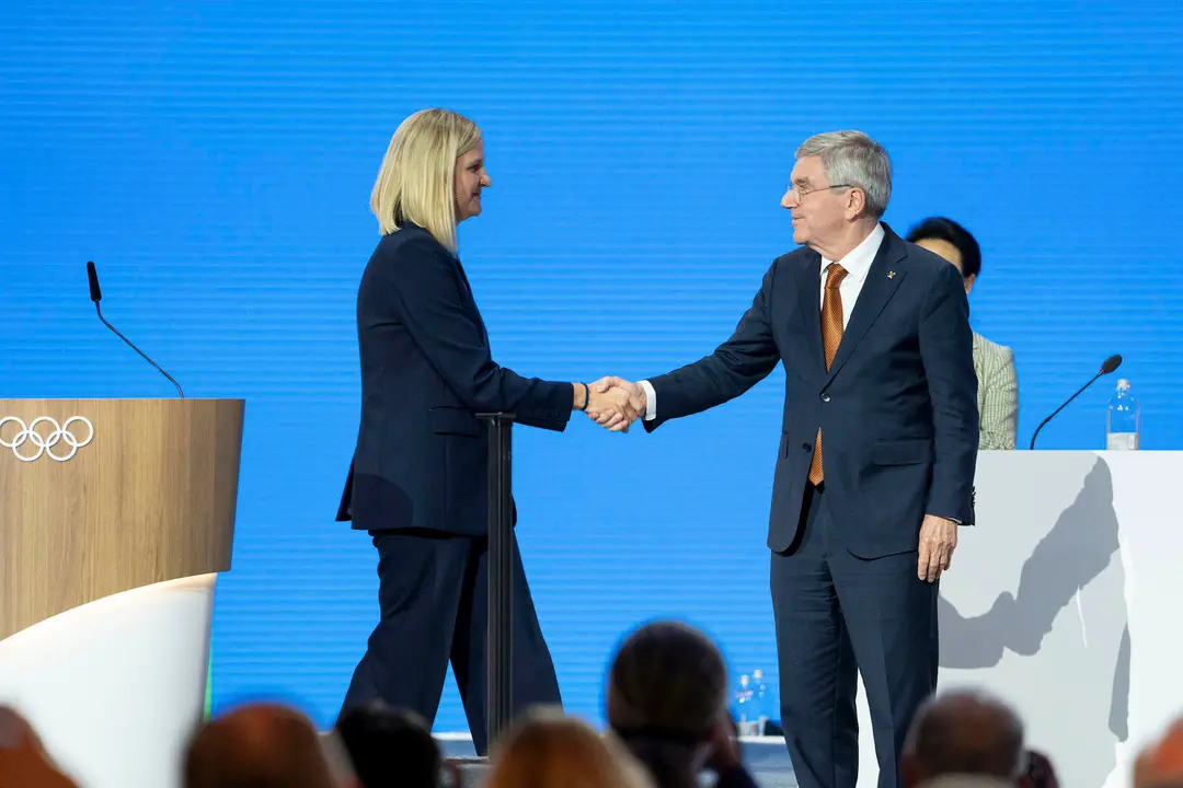 La zimbabuense Kirsty Coventry (i) recibe la felicitaci&oacute;n de Thomas Bach (d) tras ser elegida presidenta del Comit&eacute; Ol&iacute;mpico Internacional (COI) en Costa Navarino (Grecia). EFE/Greg Martin/IOC - SOLO USO EDITORIAL/SOLO DISPONIBLE PARA ILUSTRAR LA NOTICIA QUE ACOMPA&Ntilde;A (CR&Eacute;DITO OBLIGATORIO)