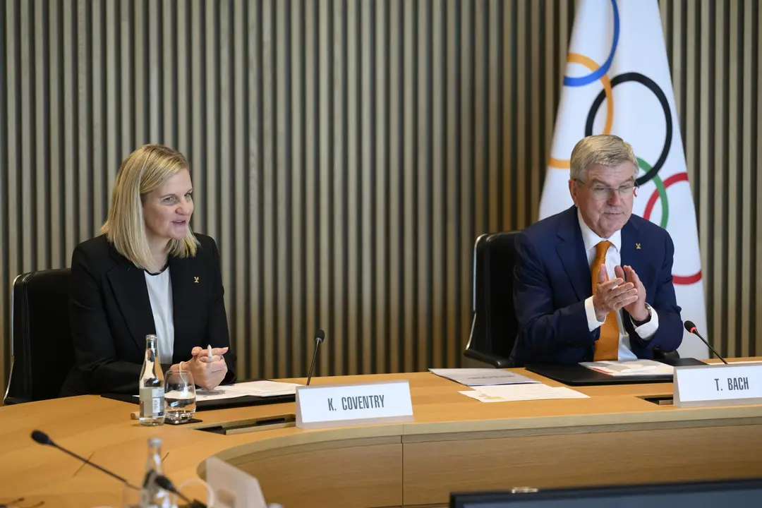 La presidenta electa del COI Kirsty Coventry (I) dialoga junto al todav&iacute;a presidnete del COI Thomas Bachn Lausana, Suiza. EFE/EPA/LAURENT GILLIERON