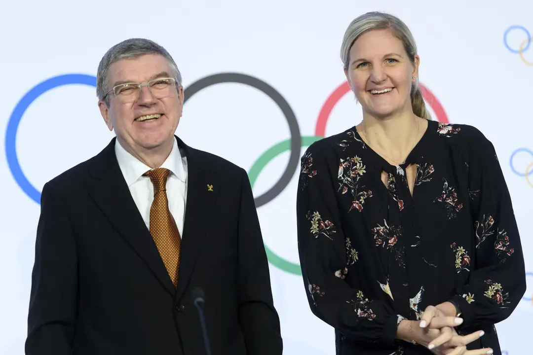 Foto de archivo de la zimbabuense Kirsty Coventry (D), nueva presidenta del Comit&eacute; Ol&iacute;mpico Internacional, junto al alem&aacute;n Thomas Bach, su antecesor en el cargo. EFE/EPA/LAURENT GILLIERON