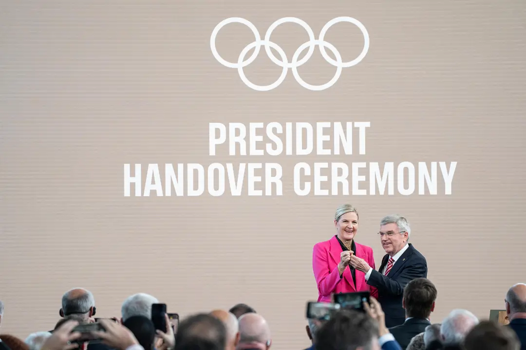 La zimbabuense Kirsty Coventry (i), nueva presidenta del COI, durante la ceremonia de traspaso de poderes con su predecesor, el alem&aacute;n Thomas Bach (d), en la sede del organismo en Lausana (Suiza). EFE/ IOC/Greg Martin // SOLO USO EDITORIAL/SOLO DISPONIBLE PARA ILUSTRAR LA NOTICIA QUE ACOMPA&Ntilde;A (CR&Eacute;DITO OBLIGATORIO)