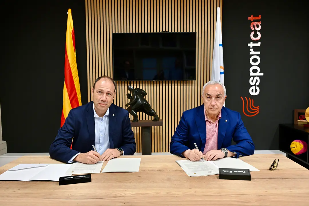 El presidente del Comit&eacute; Ol&iacute;mpico Espa&ntilde;ol (COE), Alejandro Blanco, y el conseller de Deportes de la Generalitat, Berni &Aacute;lvarez (i), han firmado un acuerdo de colaboraci&oacute;n para promover el deporte de alto nivel, la formaci&oacute;n de t&eacute;cnicos deportivos y el apoyo a la carrera de los deportistas en Catalu&ntilde;a. EFE/Generalitat/Edu Pedrocchi S&Oacute;LO USO EDITORIAL/SOLO USO PERMITIDO PARA ILUSTRAR LA NOTICIA QUE APARECE EN EL PIE DE FOTO (CR&Eacute;DITO OBLIGATORIO)