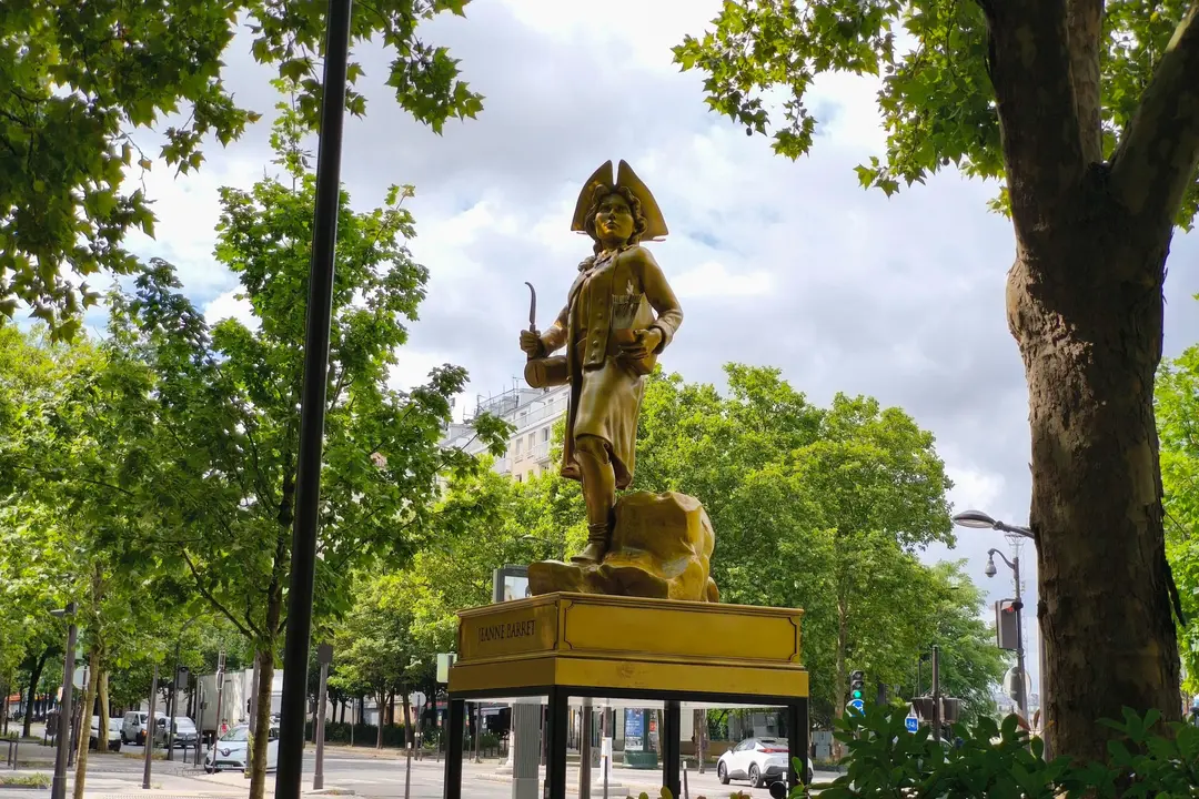Par&iacute;s conmemora el aniversario de los Juegos Ol&iacute;mpicos de 2024 sacando a la calle las estatuas doradas de mujeres ilustres como Simone de Beauvoir, Olympe de Gouges, Simone Veil o Alice Milliat, que fueron protagonistas de la ceremonia inaugural vista por cerca de 5.000 millones de personas en todo el mundo. EFE/ Isabel Rodr&iacute;guez Ramiro