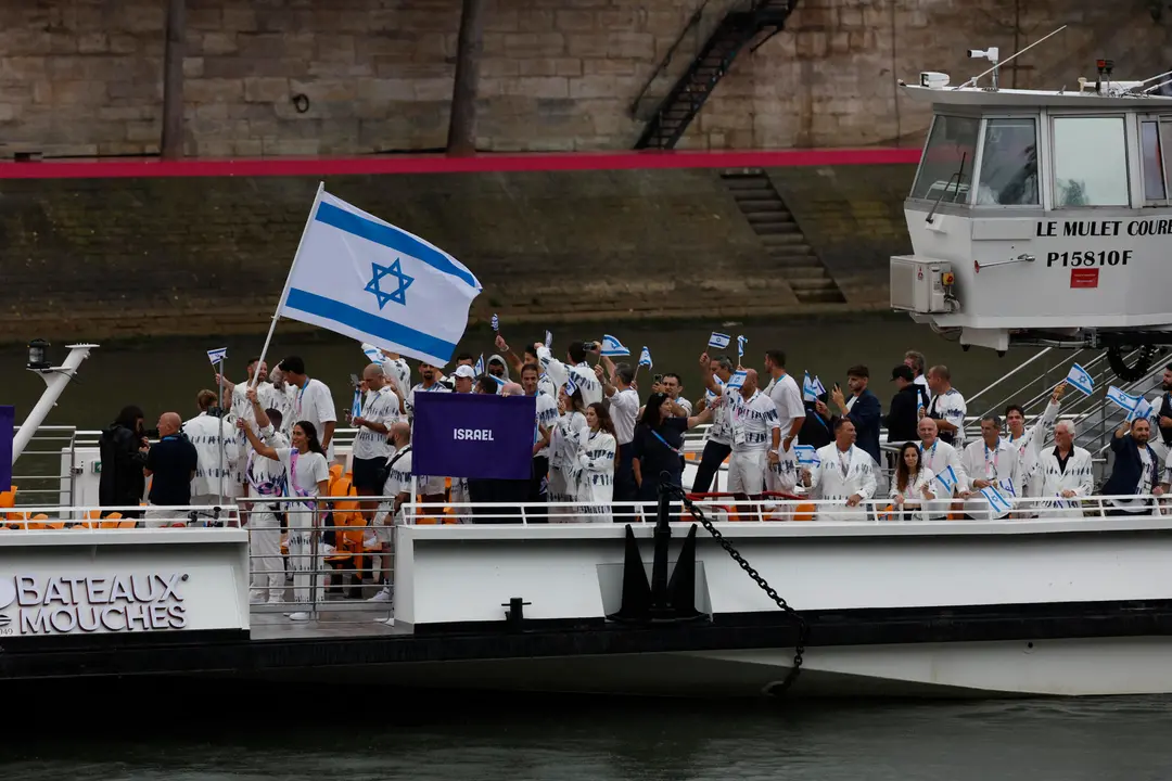 La selecci&oacute;n de Israel desfila en barco por el r&iacute;o Sena, durante la ceremonia de inauguraci&oacute;n de los Juegos Ol&iacute;mpicos de Par&iacute;s 2024, en foto de archivo de Julio Mu&ntilde;oz. EFE