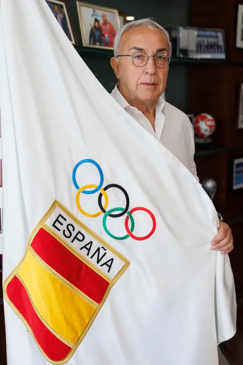 Veinte a&ntilde;os despu&eacute;s de llegar a la presidencia del Comit&eacute; Ol&iacute;mpico Espa&ntilde;ol (COE), Alejandro Blanco posa en una entrevista con la Agencia EFE en la que repas&oacute; los cambios que ha vivido el organismo desde su llegada el 29 de septiembre de 2005 para convertirse en la casa de los deportistas y las federaciones, sus nuevos proyectos, y opin&oacute; que hay que condenar absolutamente todo lo que tiene que ver con la violencia y la guerra, sin focalizar la protesta a trav&eacute;s del deporte. EFE/ Sergio P&eacute;rez