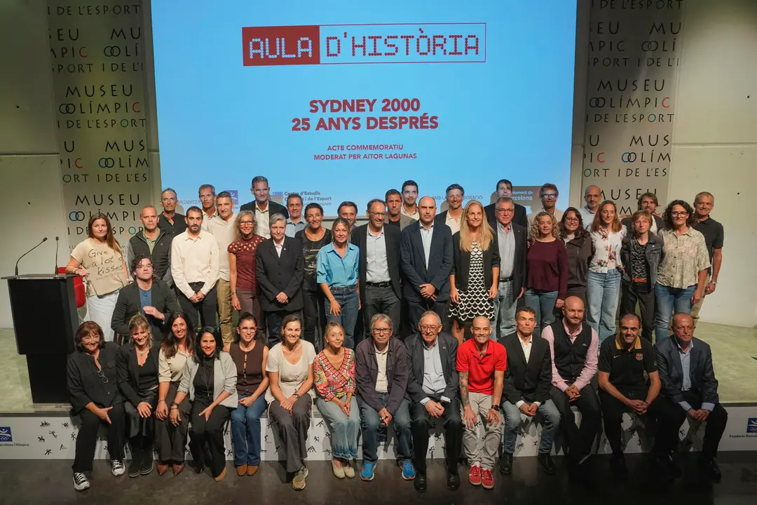 Foto de familia durante la mesa redonda organizada por la Fundaci&oacute;n Barcelona Ol&iacute;mpica con algunos de los deportistas espa&ntilde;oles que hace 25 a&ntilde;os participaron en los Juegos Ol&iacute;mpicos de S&iacute;dney en el a&ntilde;o 2000. EFE/Alejandro Garc&iacute;a