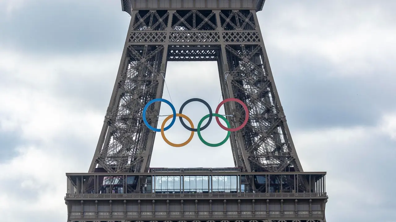 Imagen de archivo de la Torre Eiffel con los aros ol&iacute;mpicos. EFE/EPA/ANDRE PAIN
