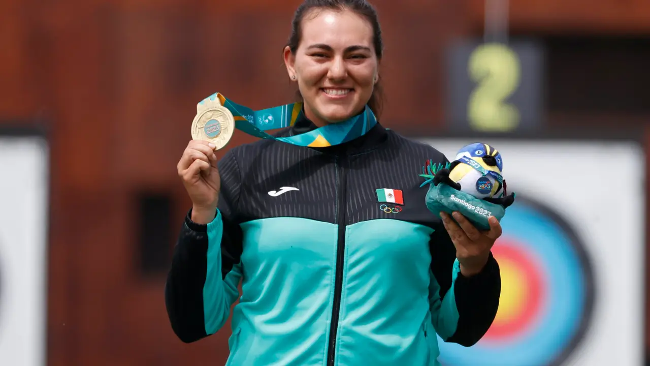 Alejandra Valencia de M&eacute;xico posa con la medalla de oro en arco recurvo individual de tiro con arco durante los Juegos Panamericanos 2023 en Santiago (Chile). Imagen de archivo. EFE/ Elvis Gonz&aacute;lez