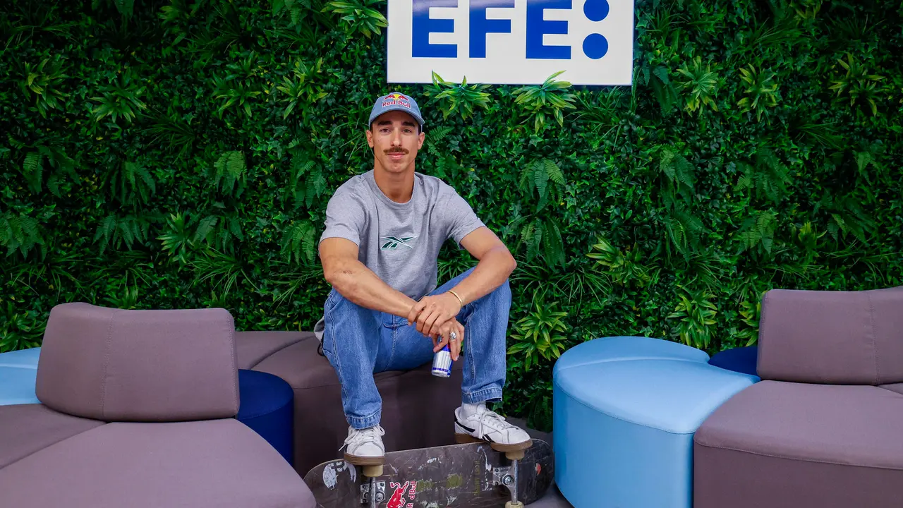 Danny Le&oacute;n, el 'Le&oacute;n de M&oacute;stoles', uno de los mejores patinadores del mundo, durante una entrevista con EFE. Tras quedar noveno en Tokio, y a un paso de la final, su objetivo es clasificarse esta semana en el preol&iacute;mpico de Budapest para llegar a los Juegos de Par&iacute;s, pelear por las medallas y disfrutar de la experiencia completa para compartir Villa con otros deportistas de renombre como Rafa Nadal o Carlos Alcaraz. EFE/ Lucia Go&ntilde;i