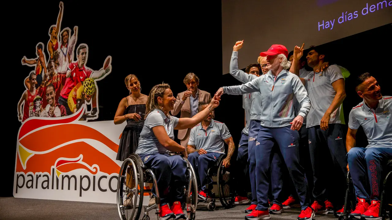 La jugadora de baloncesto en silla de ruedas Sonia Ruiz (i) y la judoka Marta Fern&aacute;ndez bailan durante la presentaci&oacute;n de la uniformidad oficial que vestir&aacute; el Equipo Paral&iacute;mpico Espa&ntilde;ol durante los Juegos de Par&iacute;s 2024, en el Museo Picasso de M&aacute;laga, en una foto de archivo. EFE/Jorge Zapata