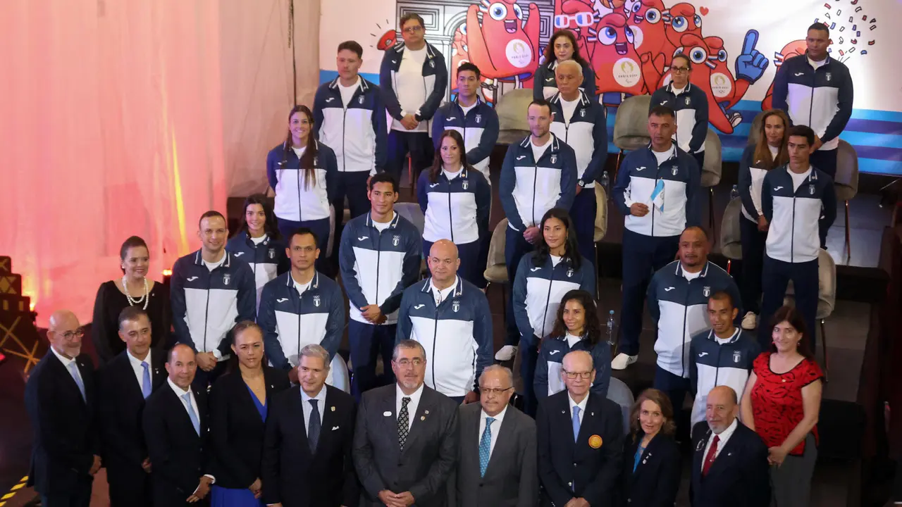 El presidente de Guatemala, Bernardo Ar&eacute;valo de Le&oacute;n (c-abajo), fue registrado este mi&eacute;rcoles, 3 de julio, al posar en medio de la delegaci&oacute;n de deportistas de su pa&iacute;s que competir&aacute;n en los Juegos Ol&iacute;mpicos de Par&iacute;s 2024, en Ciudad de Guatemala (Guatemala).. EFE/ Fernando Ruiz