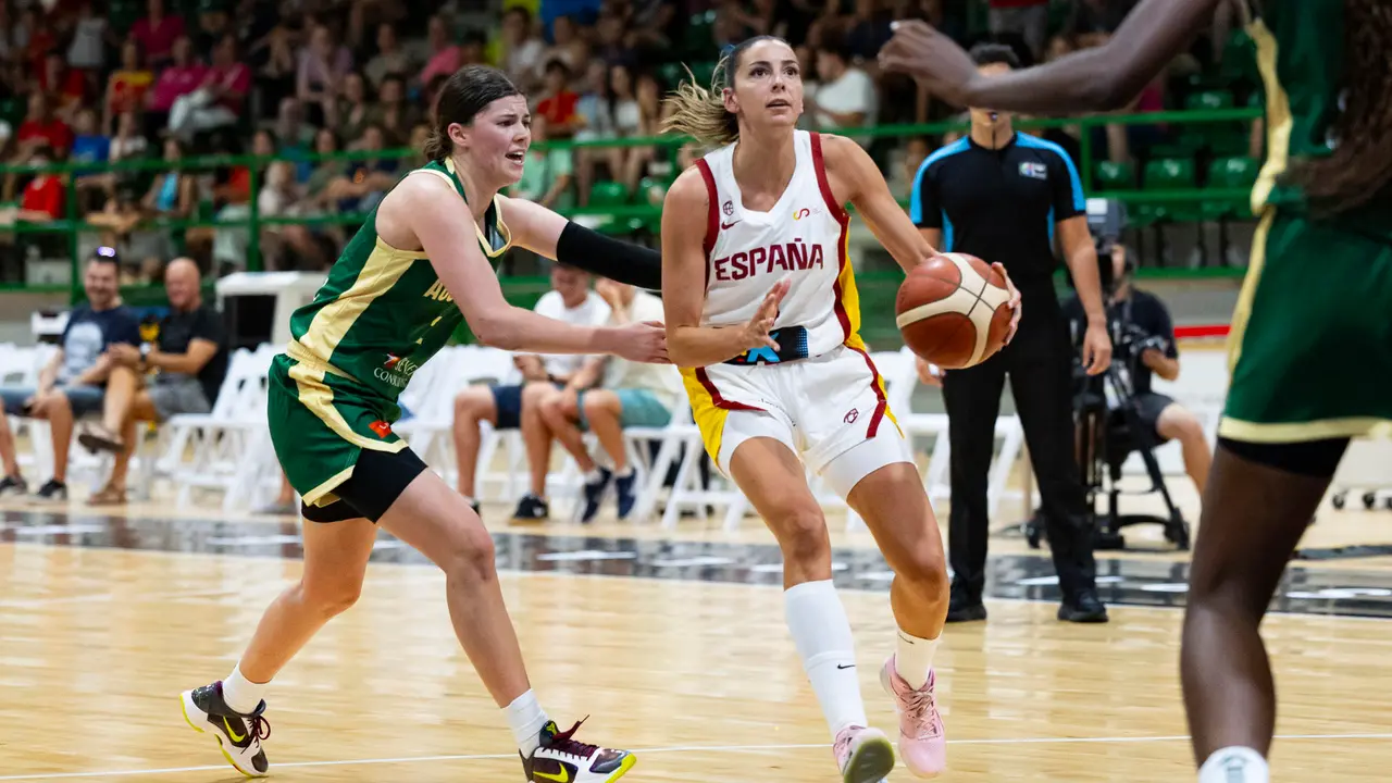 La jugadora espa&ntilde;ola Mariona Ortiz (c) entra a canasta durante el encuentro amistoso entre Espa&ntilde;a y Australia disputado este lunes en Segovia. EFE/ Eduardo Candel Reviejo / FEB