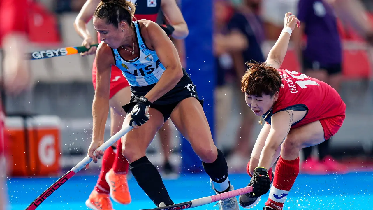 Imagen de archivo en plena acci&oacute;n de Roc&iacute;o S&aacute;nchez, capitana de las Leonas, la selecci&oacute;n argentina de hockey que es esperanza de medalla en los Juegos Ol&iacute;mpicos de Par&iacute;s. EFE/ Enric Fontcuberta.