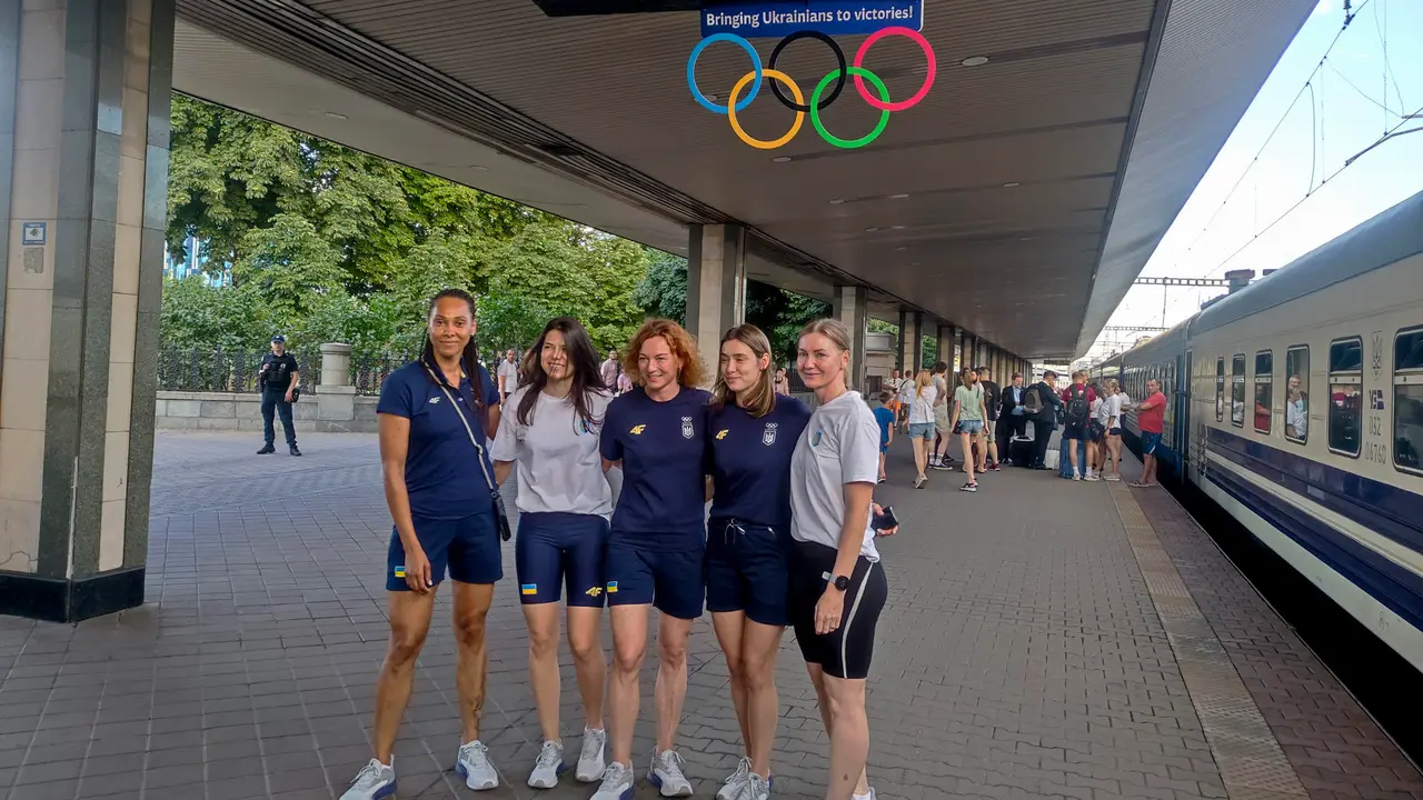 Integrantes del equipo ol&iacute;mpico ucraniano antes de partir en tren desde Kiev hasta Polonia para volar desde all&iacute; a Par&iacute;s y participar en los Juegos. Cerca de un centenar de integrantes de la delegaci&oacute;n ol&iacute;mpica ucraniana partieron el martes por la noche en tren de la estaci&oacute;n de Kiev con rumbo a Polonia para viajar desde all&iacute; en avi&oacute;n a Par&iacute;s, donde est&aacute; previsto que aterricen la tarde del mi&eacute;rcoles para competir en los Juegos. EFE/ Marcel Gasc&oacute;n