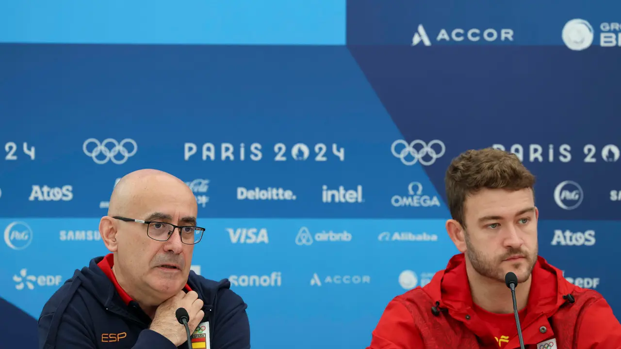 El t&eacute;cnico de la selecci&oacute;n masculina,Jordi Ribera (i), junto al portero de la selecci&oacute;n ol&iacute;mpica de Balonmano Gonzalo P&eacute;rez de Vargas, durante la rueda de prensa que ha ofrecido en la capital francesa de cara a su participaci&oacute;n en los Juegos Ol&iacute;mpicos de Par&iacute;s 2024. EFE/ Sashenka Guti&eacute;rrez