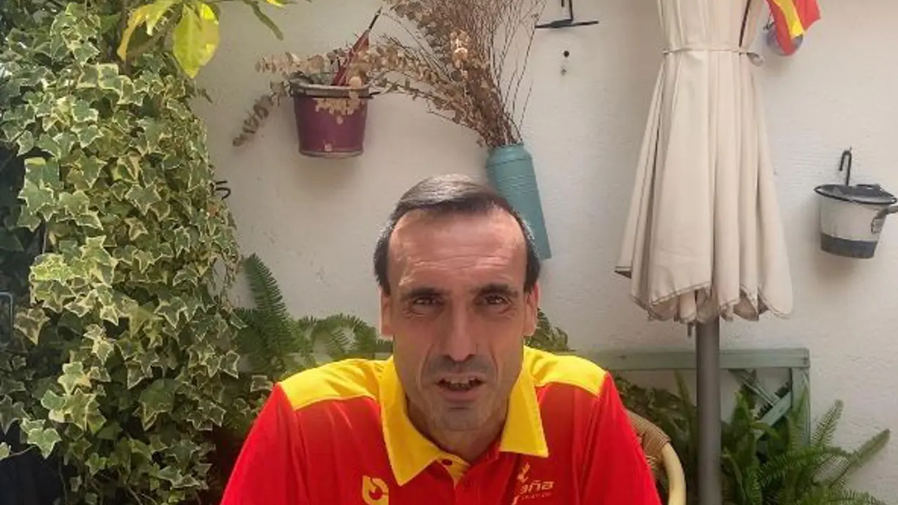 Jos&eacute; Antonio Bodoque, 'hist&oacute;rico' fisioterapeuta presente en innumerables eventos internacionales de las selecciones espa&ntilde;olas de atletismo y triatl&oacute;n, durante la entrevista con EFE. Afronta en la cita ol&iacute;mpica de Par&iacute;s 2024 -con el equipo nacional de este &uacute;ltimo deporte-, los que ser&aacute;n sus sextos Juegos Ol&iacute;mpicos. EFE/Adri&aacute;n R. Huber