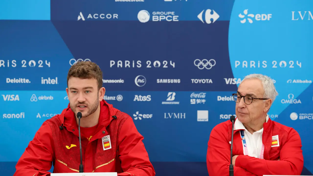 El portero de la selecci&oacute;n ol&iacute;mpica de Balonmano Gonzalo P&eacute;rez de Vargas (i), durante la rueda de prensa que ha ofrecido en la capital francesa de cara a su participaci&oacute;n en los Juegos Ol&iacute;mpicos de Par&iacute;s 2024. Junto a &eacute;l, el presidente del Comit&eacute; Ol&iacute;mpico Espa&ntilde;ol (COE), Alejandro Blanco.EFE/ Sashenka Guti&eacute;rrez