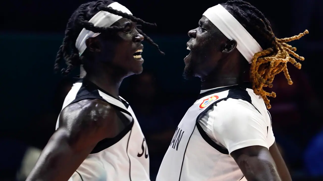 Los jugadores de Sud&aacute;n del Sur, Wenyen Gabriel (iz) y Nuni Omot. EFE/EPA/ROLEX DELA PENA