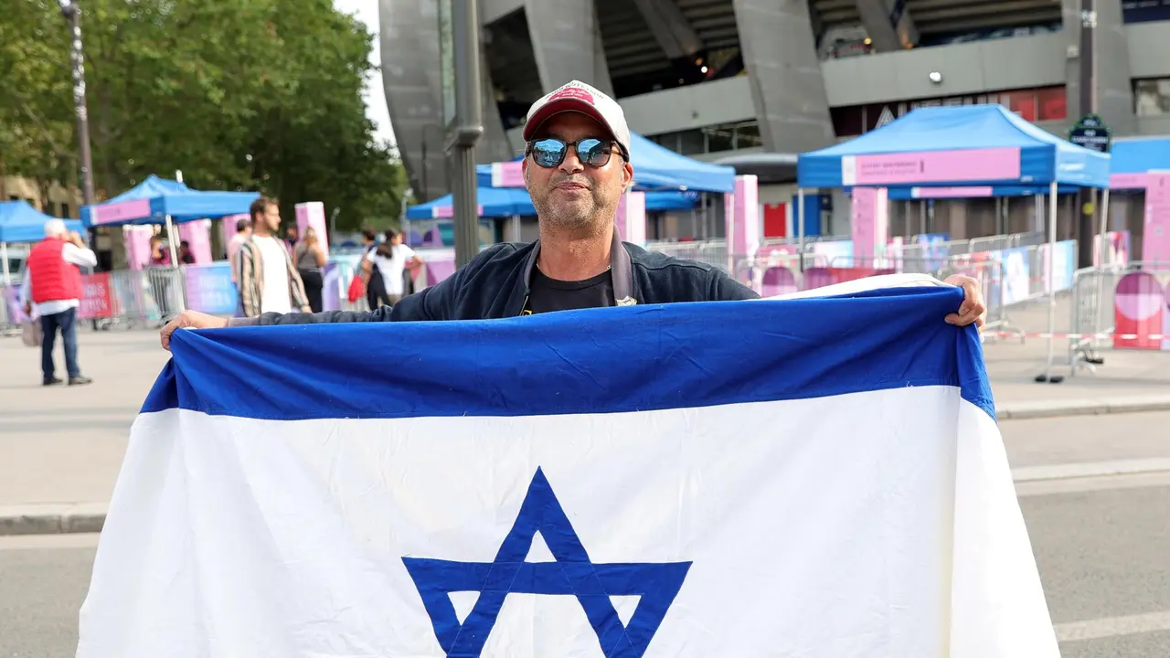 Un aficionado de Israel en el Parque de los Pr&iacute;ncipes. EFE/EPA/TERESA SUAREZ