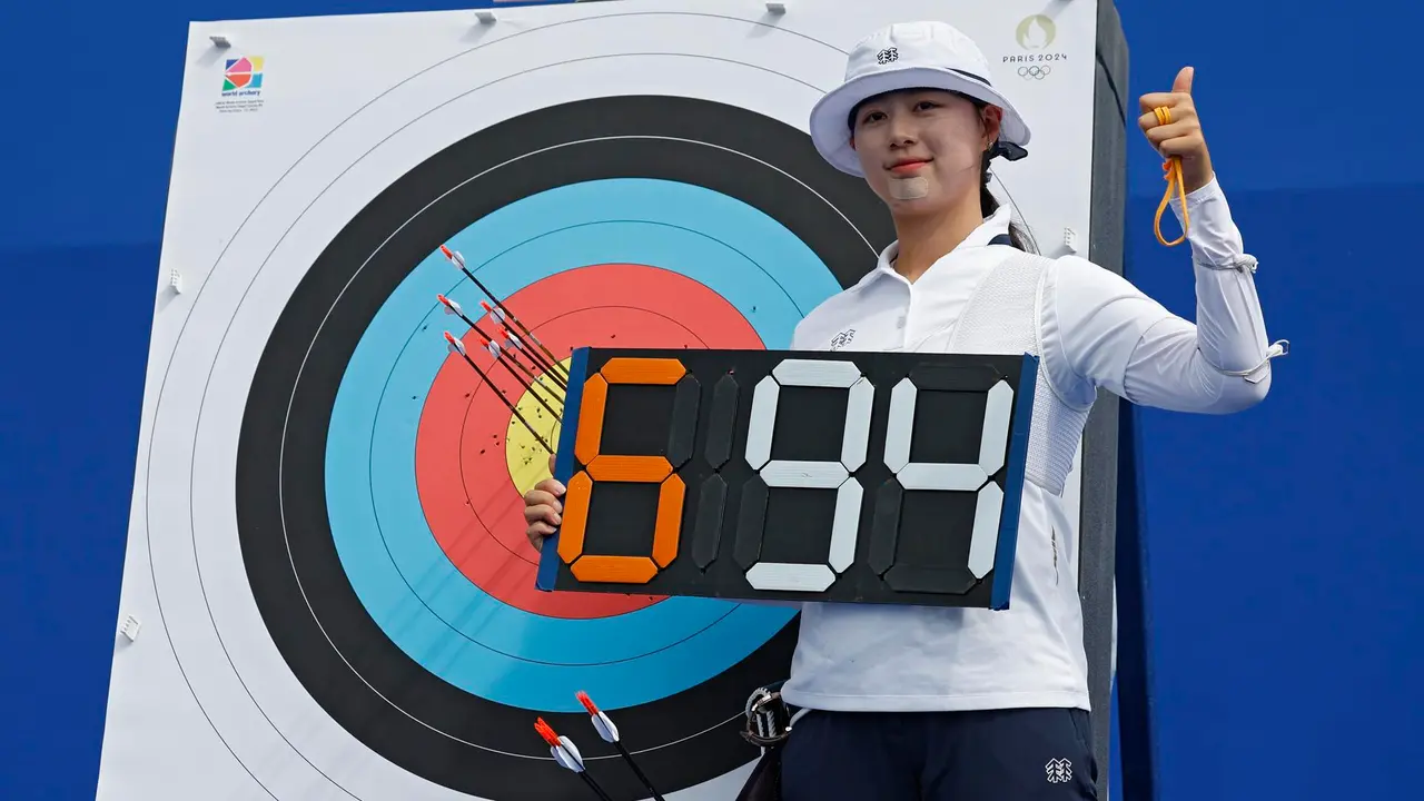 La surcoreana Lim Sihyeon, de 21 a&ntilde;os, abri&oacute; la veda de los r&eacute;cord ol&iacute;mpicos y mundiales en estos Juegos de Par&iacute;s al completar en la ronda clasificatoria 694 puntos en el tiro con arco, la mejor marca femenina de la historia. EFE/EPA/CAROLINE BREHMAN