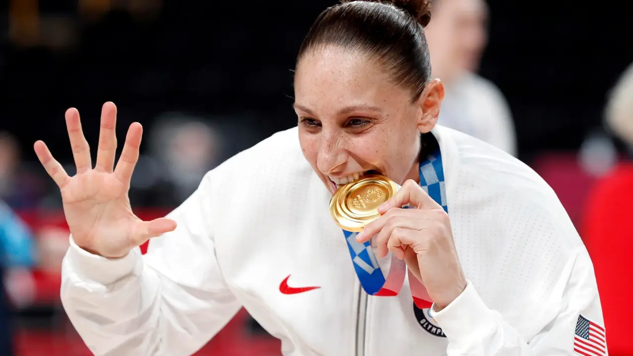Diana Taurasi, en una foto de archivo con la medalla de oro en la anterior edici&oacute;n de los Juegos Ol&iacute;mpicos. EFE/EPA/KIYOSHI OTA