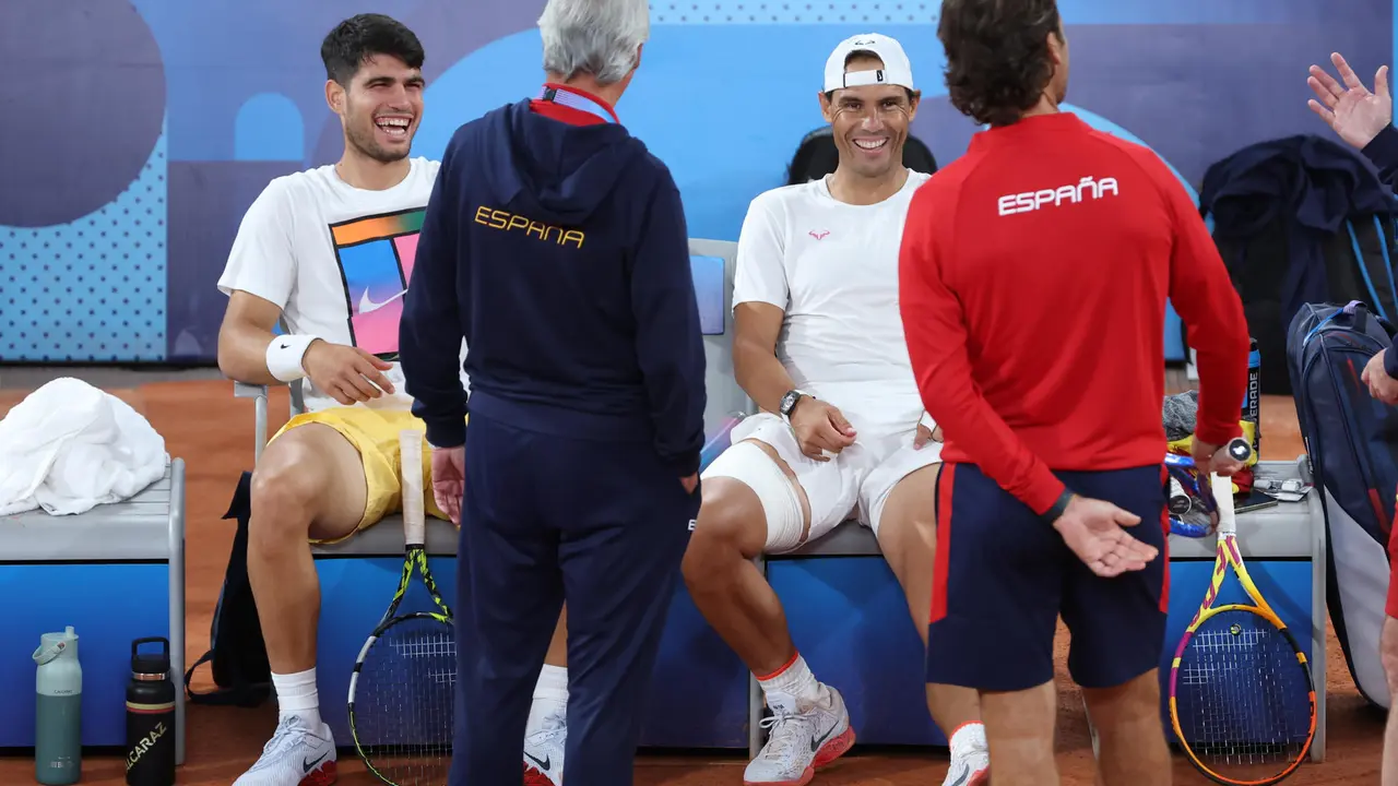 Los tenistas Rafa Nadal, con venda en el muslo derecho, y Carlos Alcaraz (i) durante un entrenamiento este viernes en la pista Phillipe Chatrier de Roland Garros. EFE/ Kiko Huesca