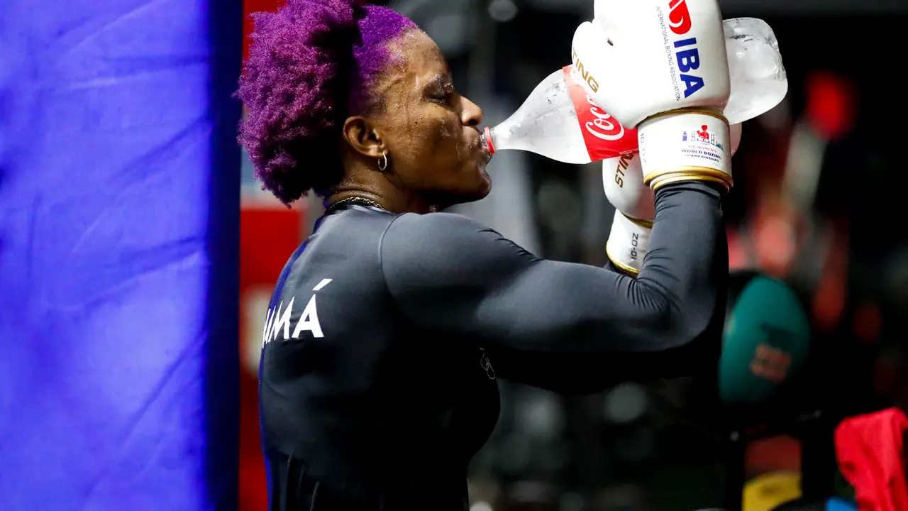 Con 35 a&ntilde;os, un buen pu&ntilde;ado de medallas internacionales y en su tercera cita ol&iacute;mpica, la boxeadora paname&ntilde;a Atheyna Bylon se alista para hacer realidad su m&aacute;s caro sue&ntilde;o: subir al podio en Par&iacute;s para colgarse el m&aacute;s importante de los metales. EFE/ Bienvenido Velasco (ARCHIVO)