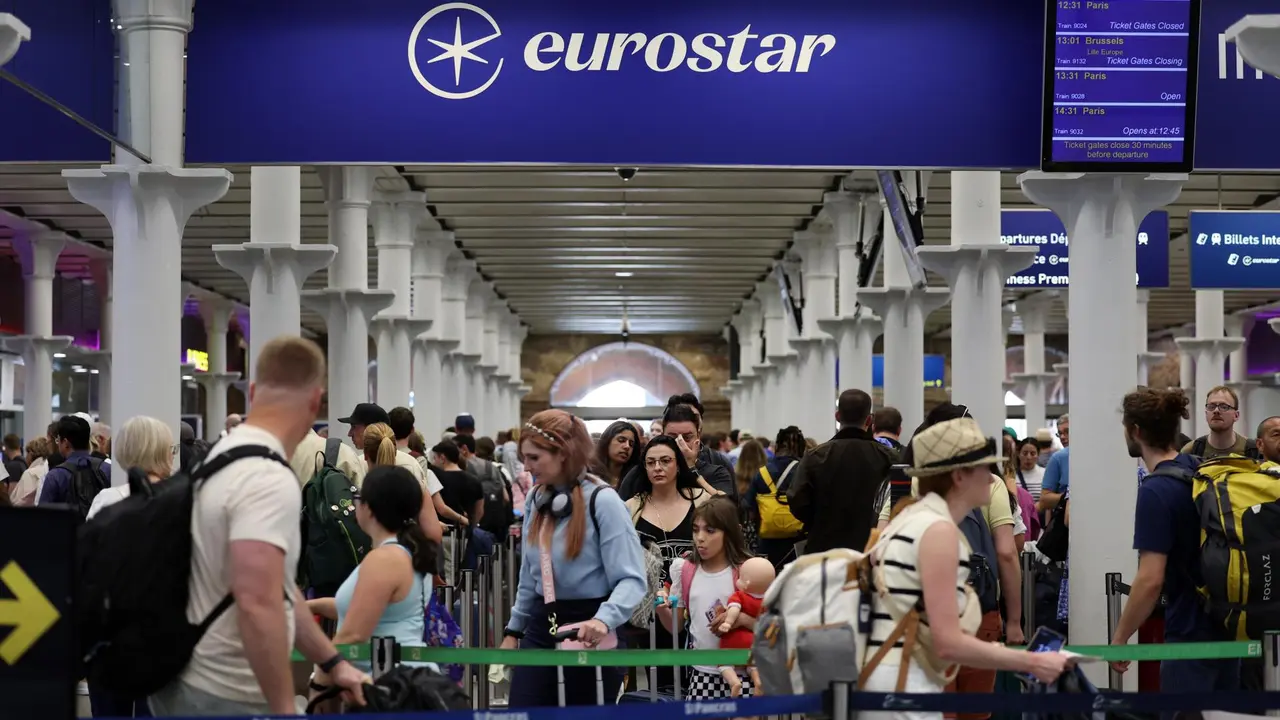 Pasajeros hacen cola en la terminal de tren de Eurstar en la estacion Internacional de Pancras en Londres. EFE/EPA/ANDY RAIN