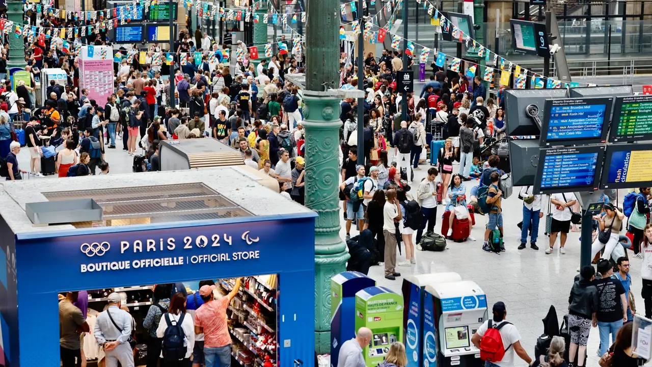 Pasajeros esperan en la estacion de Gare du Nord en Par&iacute;s este viernes. EFE/EPA/RITCHIE B. TONGO