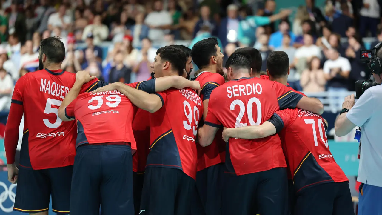 La selecci&oacute;n espa&ntilde;ola de balonmano celebra su victoria al finalizar el partido de balonmano entre Espa&ntilde;a y Eslovenia en la fase preliminar de los Juegos Ol&iacute;mpicos Par&iacute;s 2024, en Par&iacute;s, Francia. EFE/ Miguel Guti&eacute;rrez